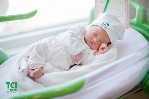 Các yếu tố bên ngoài như: nhiệt đọ, ánh sáng, tiếng ồn,... đều ảnh hưởng đến giấc ngủ của bé