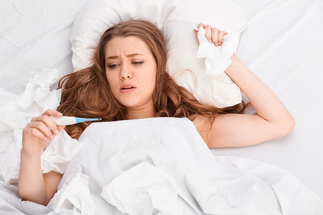 nóng sốt đau họng