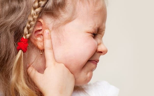 vành tai bé bị sưng đỏ