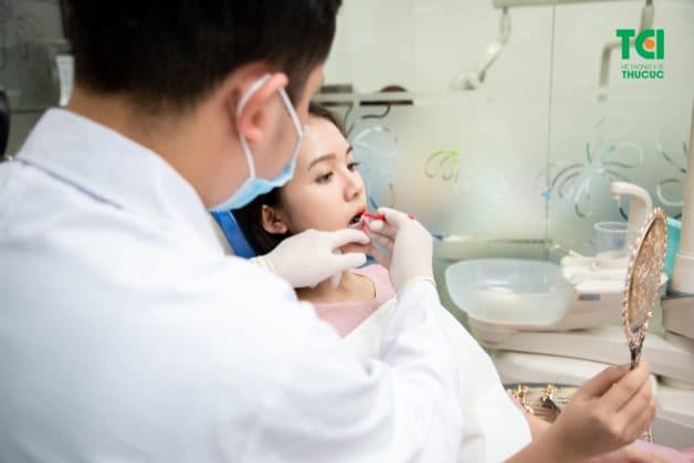 Nắn chỉnh răng cố định là phương pháp thẩm mỹ giúp khắc phục những nhược điểm của răng như xô lệch, thưa, vẩu, móm….