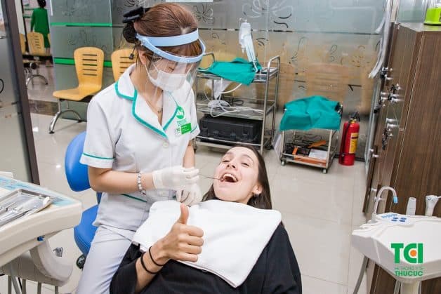 Bệnh nhân được thực hiện thăm khám răng miệng tổng quát trước khi tiến hành nhổ răng khôn