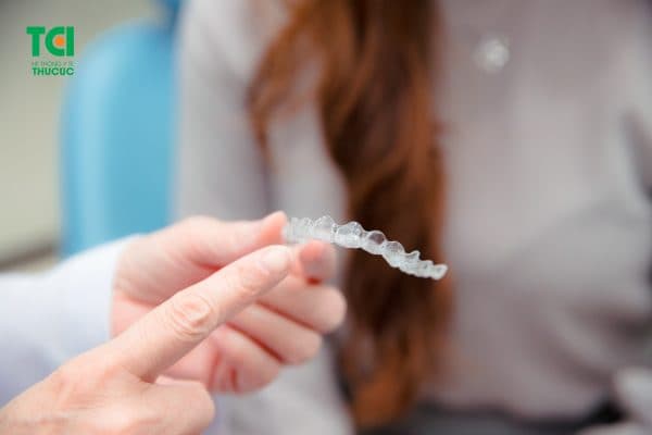 Nẹp răng Invisalign sử dụng khay nhựa trong suốt, có thể tháo lắp ra dễ dàng, không gây khó khăn trong quá trình vệ sinh răng miệng và có tính thẩm mỹ cao