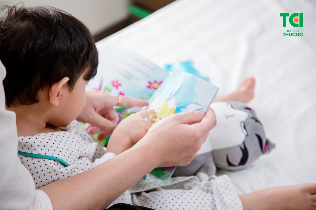 Khi trẻ sốt mọc răng, cha mẹ hãy dành nhiều thời gian ở cạnh trẻ hơn