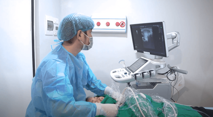 GIẢI PHÁP LOẠI BỎ KHỐI U TUYẾN GIÁP GIÚP CHỊ EM XUA TAN NỖI ÁM ẢNH MỔ MỞ, CÓ SẸO