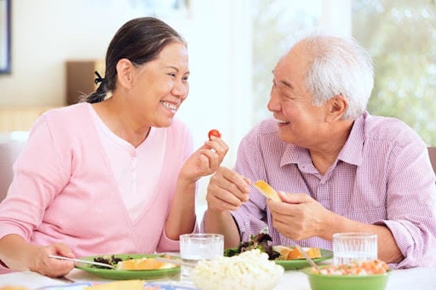 Phương pháp hàm giả tháo lắp phù hợp với tất cả mọi người, đặc biệt là người lớn tuổi và những người không đảm bảo sức khỏe.