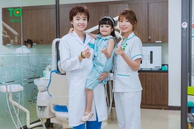 Chọn một nha sĩ uy tín sẽ khiến cha mẹ hiểu rõ về tình trạng răng miệng của con, đồng thời có thể đưa ra những biện pháp điều trị phù hợp, hiệu quả.