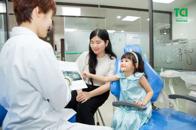 Khám răng cho bé định kỳ 6 tháng/lần là việc làm rất quan trọng.