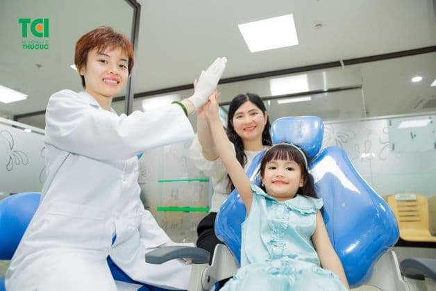 Duy trì khám răng 6 tháng/ lần là một trong những cách đơn đơn giản và bảo vệ giúp bảo vệ sức khỏe răng miệng cho bé.