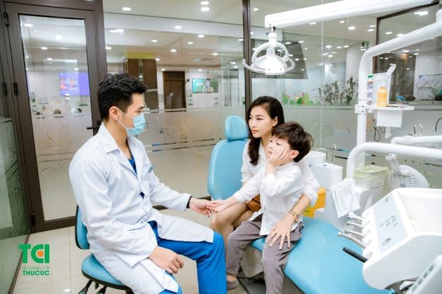 Nếu răng hàm của bé bị đau nhức, lan lên thái dương, cho dù uống thuốc cũng không hiệu quả, mẹ nên cho bé đi kiểm tra và tiến hành lấy tủy răng.