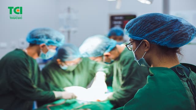 Sau khi tiến hành mổ thai ngoài tử cung xong có ra máu không?