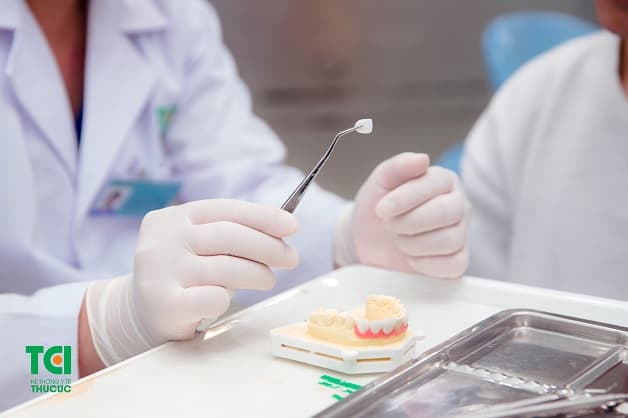 Dán sứ Veneer là kỹ thuật thực hiện dùng những tấm sứ mỏng để gắn vào mặt trước của răng, nhằm cải thiện răng bị hô nhẹ