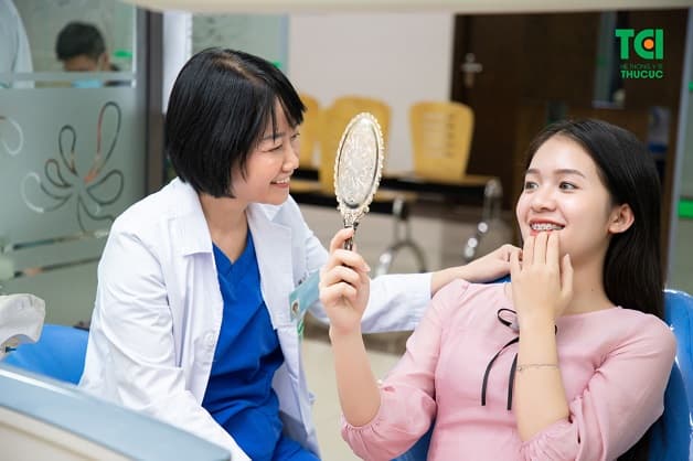 Nên niềng răng mắc cài sứ hay kim loại thì phụ thuộc vào nhiều yếu tố như tình trạng răng, nhu cầu, khả năng tài chính của người niềng