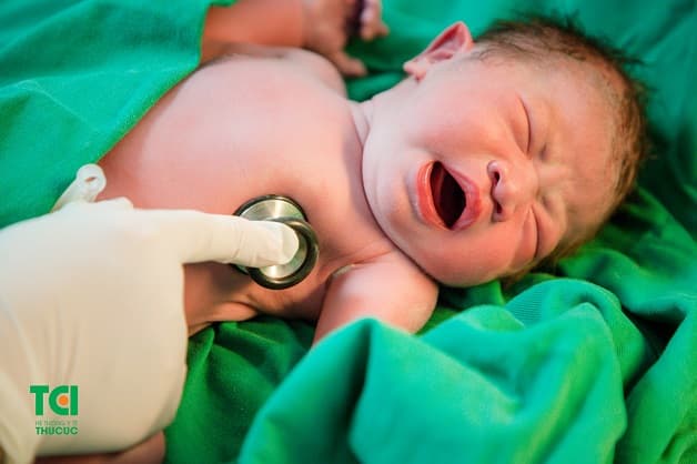 Bé gặp những bất thường về đường hô hấp cũng là nguyên nhân trẻ quấy khóc đêm.