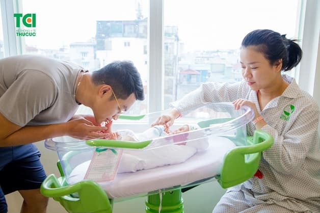 Khi trẻ quấy khóc, tỉnh giấc vào ban đêm bố mẹ cần vồ về để bé nhanh quay ngủ lại. 