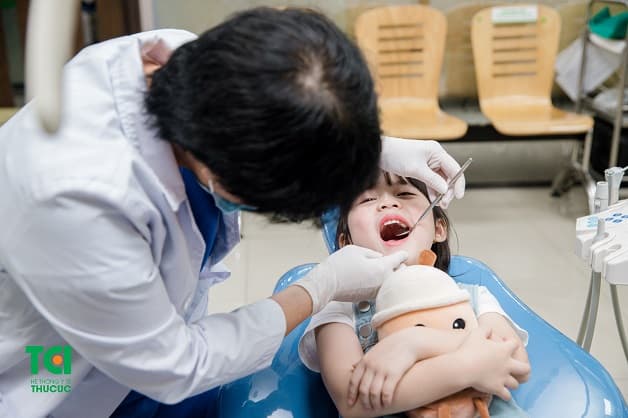 Để trẻ có một hàm răng chắc khỏe thì nguyên tắc chung là bố mẹ cần phải làm vệ sinh răng miệng tốt và cho trẻ đi khám răng định kỳ