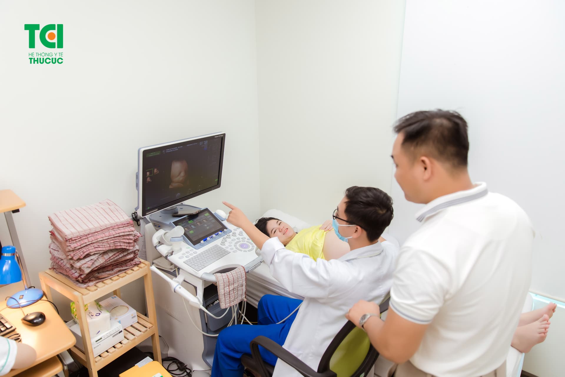 Bác sĩ giải thích những chỉ số, tình trạng sức khỏe của bé trong bụng mẹ, bên cạnh đó bác sĩ sẽ đưa ra những lời khuyên và tư vấn chi tiết cho mẹ