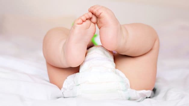 Muốn biết bé có bị táo bón hay không, mẹ hãy kiểm tra bỉm của bé xem phân có cứng và khô hay không.