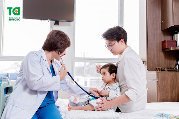 có nên tắm khi bị sốt