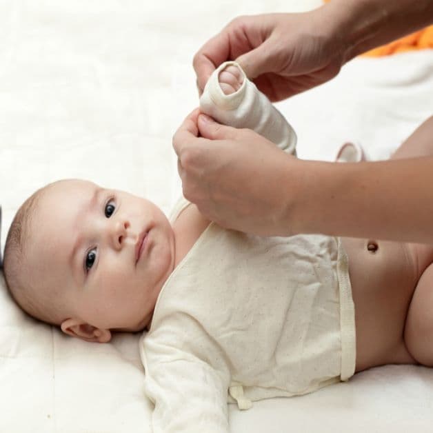 Khi cảm thấy quá nóng hoặc quá lạnh, trẻ cũng đều quấy khóc.