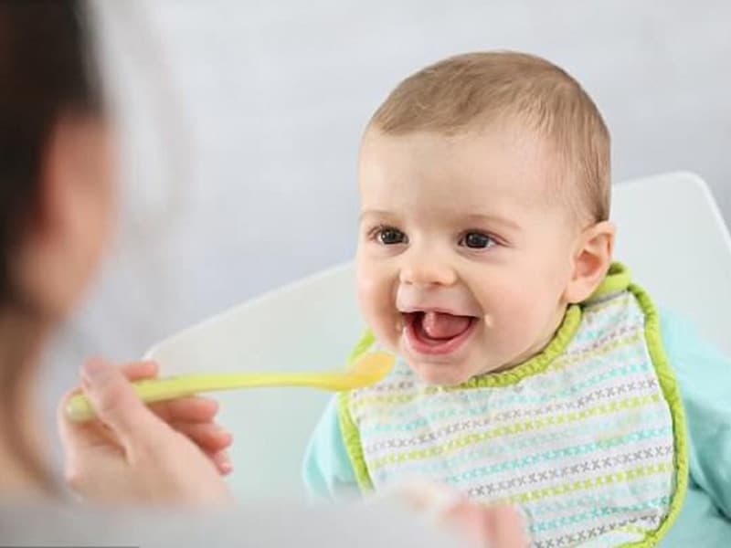 Cùng trẻ xây dựng một lối sống khoa học, ăn uống, vui chơi, đi ngoài… đúng giờ trong ăn uống, đại tiểu tiện, vui chơi, ngủ nghỉ để hạn chế tình trạng trẻ quấy khóc cả đêm.