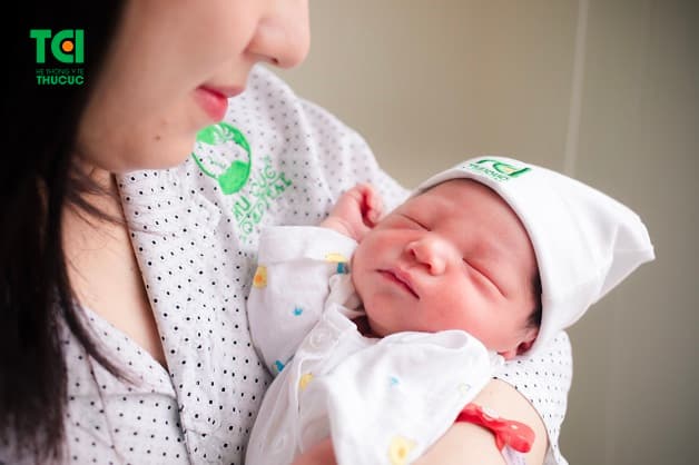 Mẹ nên bắt đầu những thói quen trước khi đi ngủ của bé như kể chuyện, hát ru để con có giấc ngủ ngon hơn. 