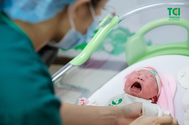 Ngay khi phát hiện trẻ sơ sinh bị đi ngoài phân lỏng, bố mẹ cần nhanh chóng đưa bé đến bệnh viện uy tín để được xác định nguyên nhân và có phương pháp điều trị phù hợp.