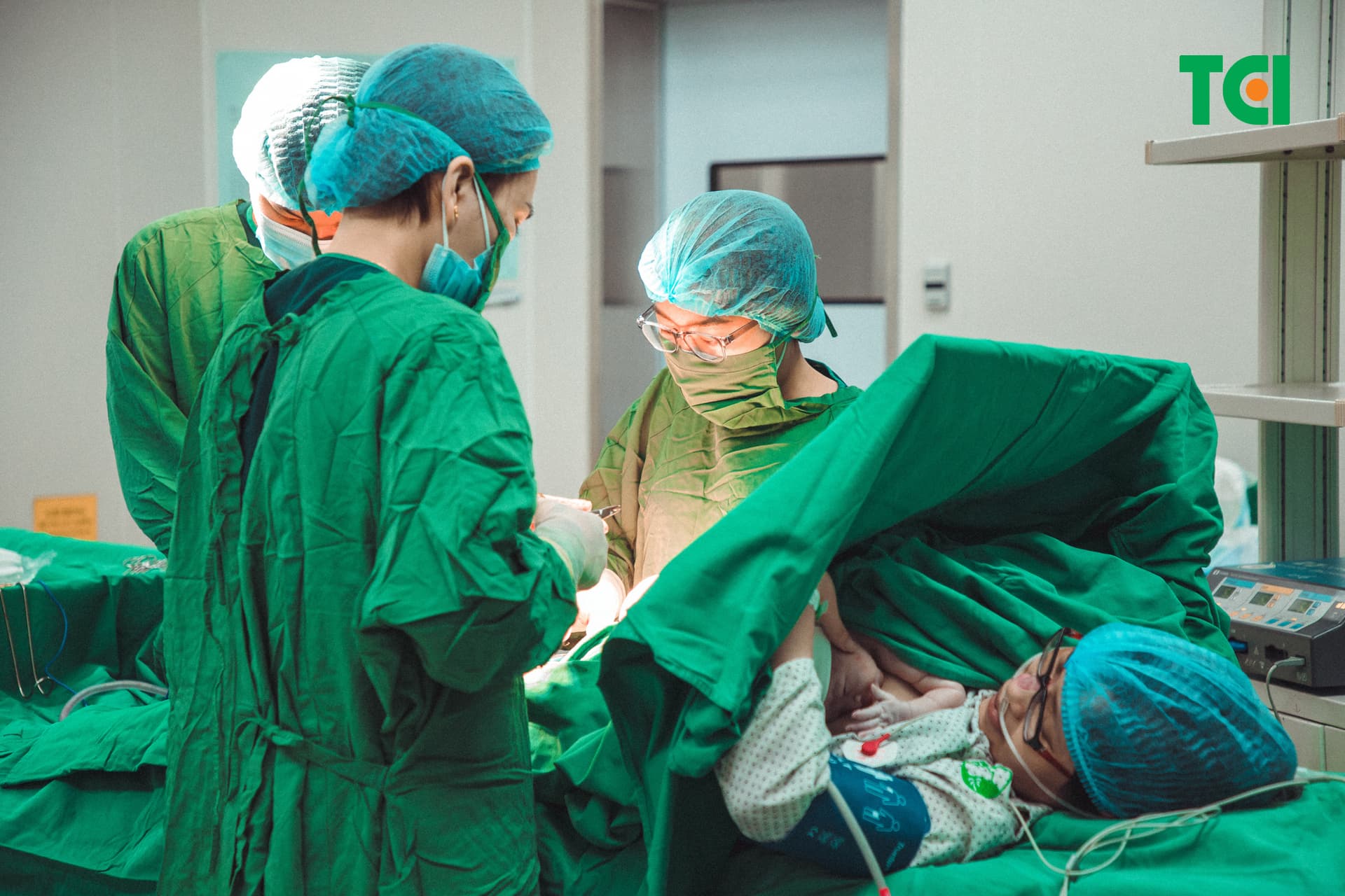 Tại Bệnh viện ĐKQT Thu Cúc TCI, rất nhiều mẹ bầu thực hiện sinh mổ kết hợp với triệt sản