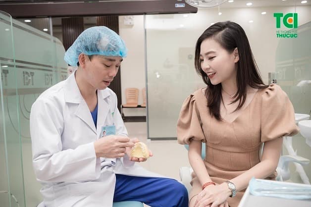 Bác sĩ chuyên khoa sẽ phụ thuộc vào từng trưởng hợp bệnh nhân cụ thể để tư vấn nên trồng răng giả có những loại nào để lựa chọn phù hợp