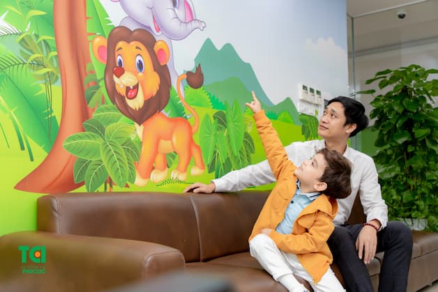 Không gian được trang trí ngộ nghĩnh, đáng yêu và khu vui chơi rộng lớn dành riêng cho các bé, giúp xoa dịu căng thẳng và nỗi sợ phòng khám của các bé.