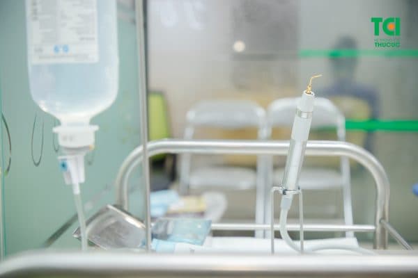 Nhổ răng với mũi khoan siêu mỏng và mảnh, dưới tác động của sóng siêu âm dễ dàng lấy răng ra ngoài