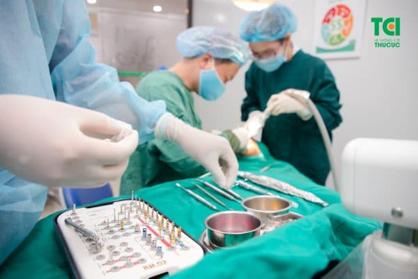 Với những người có xương hàm tốt, mật độ xương hàm đủ thì chỉ cấy ghép implant trong 1 ngày