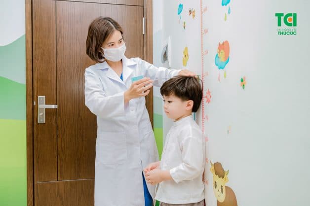 Khi khám lâm sàng, trẻ được đo chiều cao cân nặng, đo chỉ số BMI để bác sĩ đánh giá tình trạng sức khoẻ tổng quan