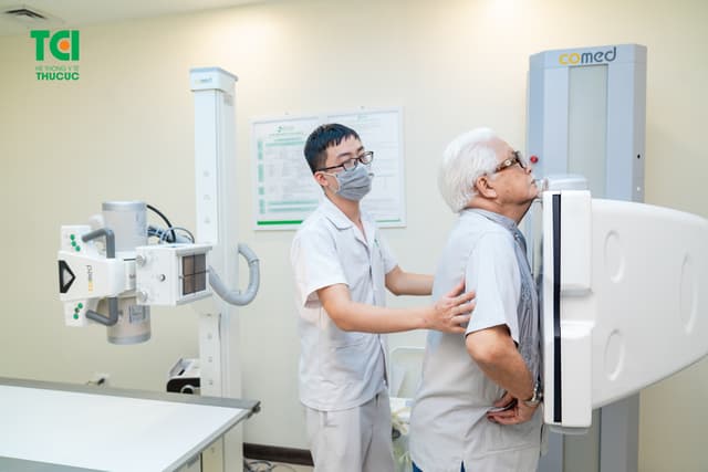 “Chủ tịch Cao Dược” NSƯT ĐỨC TRUNG  thăm khám tại Bệnh viện ĐKQT Thu Cúc