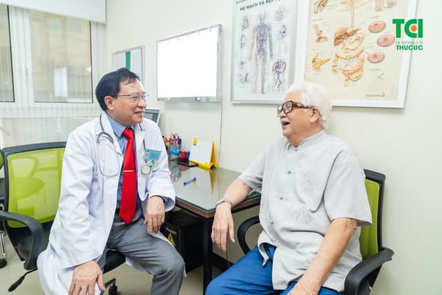 “Chủ tịch Cao Dược” NSƯT ĐỨC TRUNG  thăm khám tại Bệnh viện ĐKQT Thu Cúc