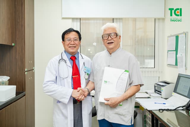 “Chủ tịch Cao Dược” NSƯT ĐỨC TRUNG  thăm khám tại Bệnh viện ĐKQT Thu Cúc