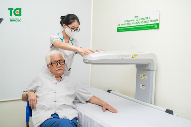 “Chủ tịch Cao Dược” NSƯT ĐỨC TRUNG  thăm khám tại Bệnh viện ĐKQT Thu Cúc