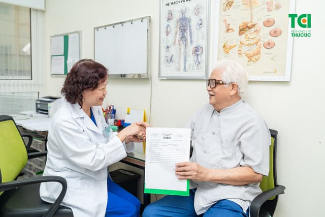 “Chủ tịch Cao Dược” NSƯT ĐỨC TRUNG  thăm khám tại Bệnh viện ĐKQT Thu Cúc