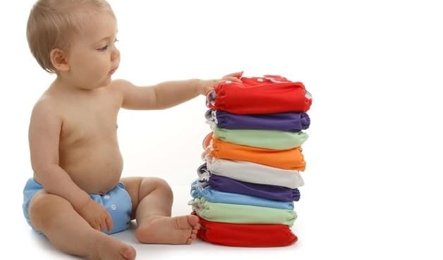 Khi trẻ bị sốt, bố mẹ nên cho con dùng tã vải mỏng