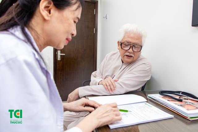 “Chủ tịch Cao Dược” NSƯT ĐỨC TRUNG  thăm khám tại Bệnh viện ĐKQT Thu Cúc