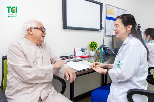 “Chủ tịch Cao Dược” NSƯT ĐỨC TRUNG  thăm khám tại Bệnh viện ĐKQT Thu Cúc