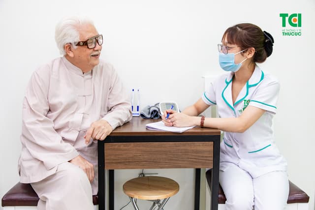 “Chủ tịch Cao Dược” NSƯT ĐỨC TRUNG  thăm khám tại Bệnh viện ĐKQT Thu Cúc