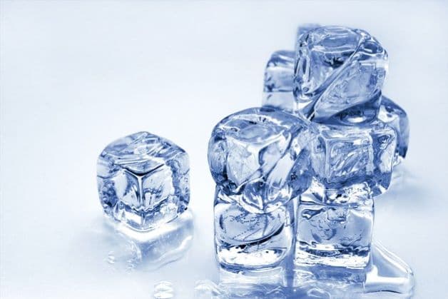 Nhiệt độ thấp từ cục đá sẽ làm giảm lưu lượng máu đi qua chiếc răng đau. Từ đó, chỗ răng đau sẽ bị “tê liệt” tức thì, trẻ sẽ không còn cảm thấy đau nhức.