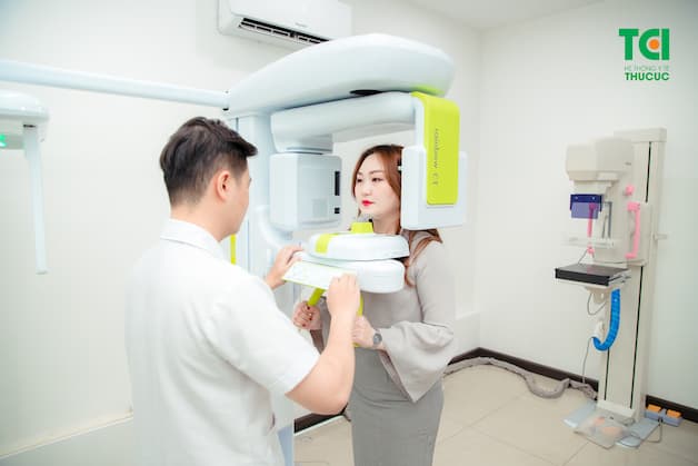 Chụp X-quang răng (hay còn gọi là chụp x-quang nha khoa) là kỹ thuật sử dụng tia X để thu thập những hình ảnh về răng, xương hàm và mô mềm quanh răng.