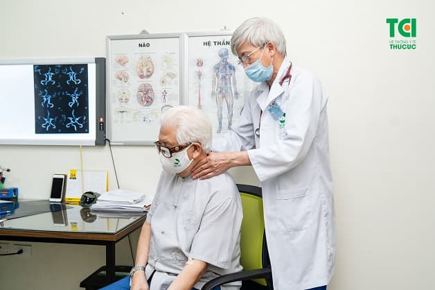 Khi có dấu hiệu đau đầu bên trái sau gáy, bạn cần đi khám để được tư vấn điều trị hiệu quả