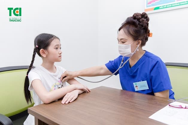 Khi thấy trẻ có dấu hiệu chậm tăng cân, còi xương cha mẹ nên đưa đi khám dinh dưỡng càng sớm càng tốt