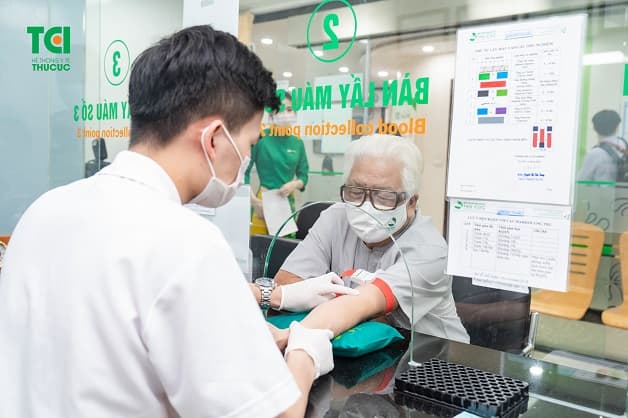 Ngoài nhịn ăn, bạn cũng không được uống gì ngoài nước lọc trước khi làm xét nghiệm máu