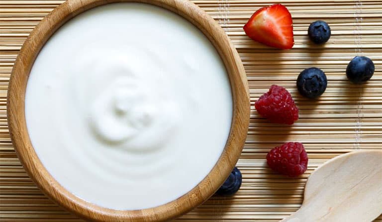 Trong 48 giờ đầu sau nhổ răng nên ăn đồ lạnh, mềm như sữa chua, kem, sữa