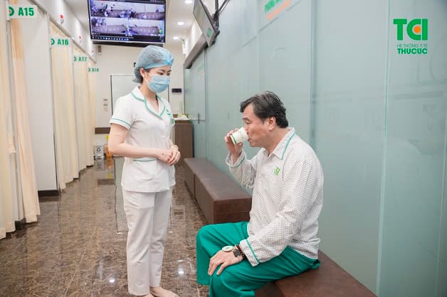 Người bệnh uống thuốc tan bọt dạ dày trước khi thực hiện nội soi dạ dày qua đường mũi