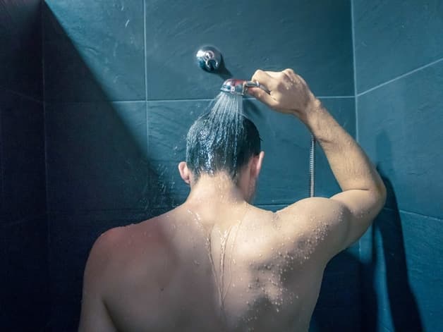 Tắm đêm như thế nào để tránh đột quỵ