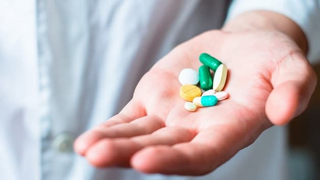 Một số loại thuốc có thể được dùng theo chỉ định của bác sĩ giúp giảm các triệu chứng và phòng ngừa bệnh hẹp van tim tiến triển nặng hơn